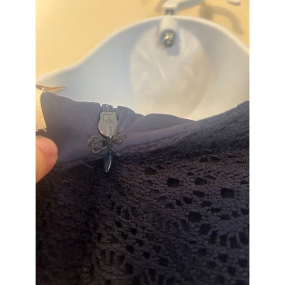 Chicos Dress Navy Blue Lace Overlay Sheath 3/4 Sleeve Notch V Neck Size 2 - Picture 13 of 13
